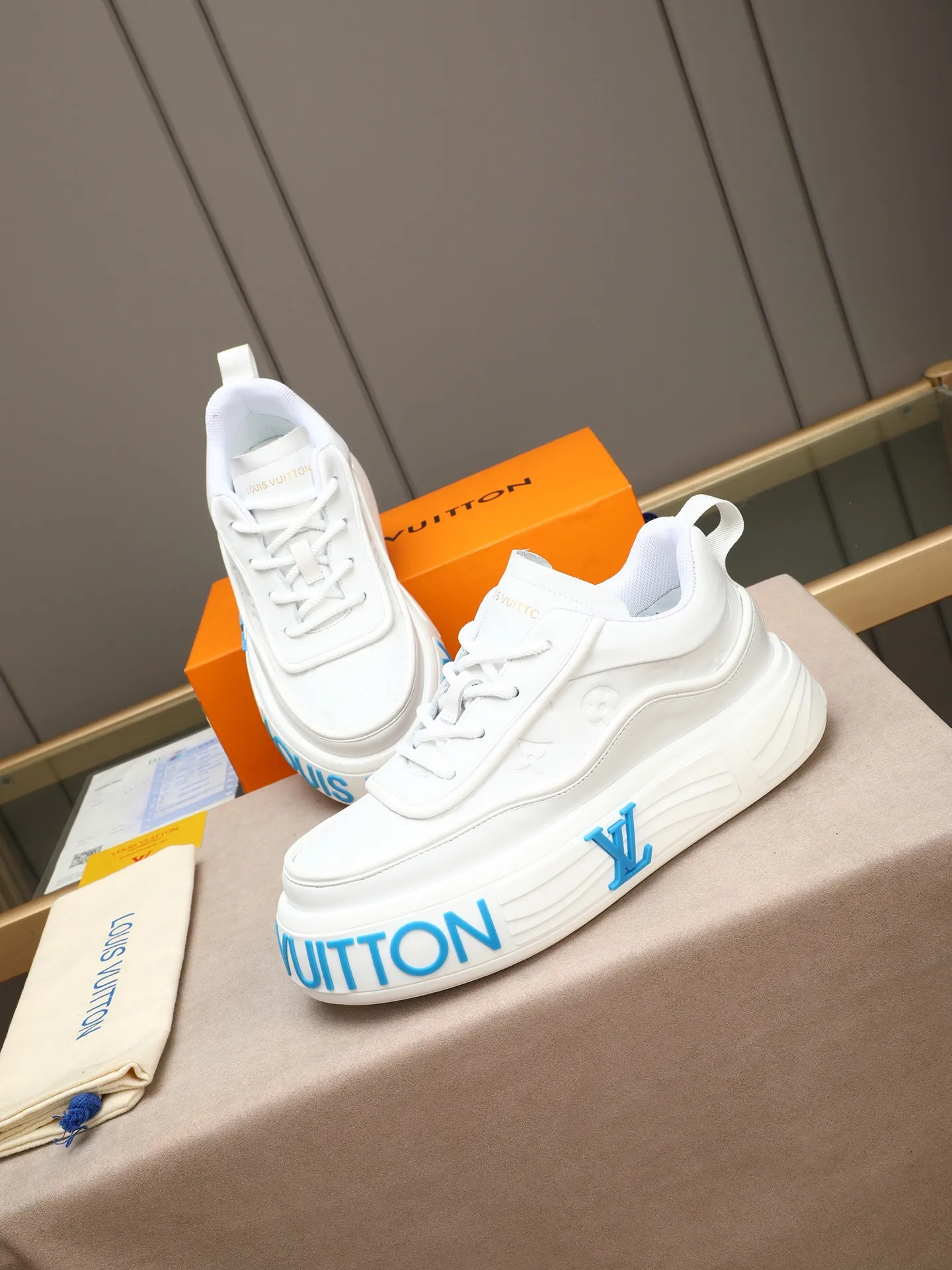 Men's men's shoes 💰560 LV are fashionable and fashionable, and the uppers are made of imported cowhide embossing! Super trendy design! It’s eye-catching! The leather is soft, delicate, shiny and translucent, showing the ultimate in pure handcraftsmanship, and the mesh is soft, comfortable and breathable! Size: 39-44 (38 45 customized)